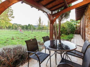 Отель Gorgeous Holiday Home in Loubejac with Garden  Вильфранш-Дю-Перигор